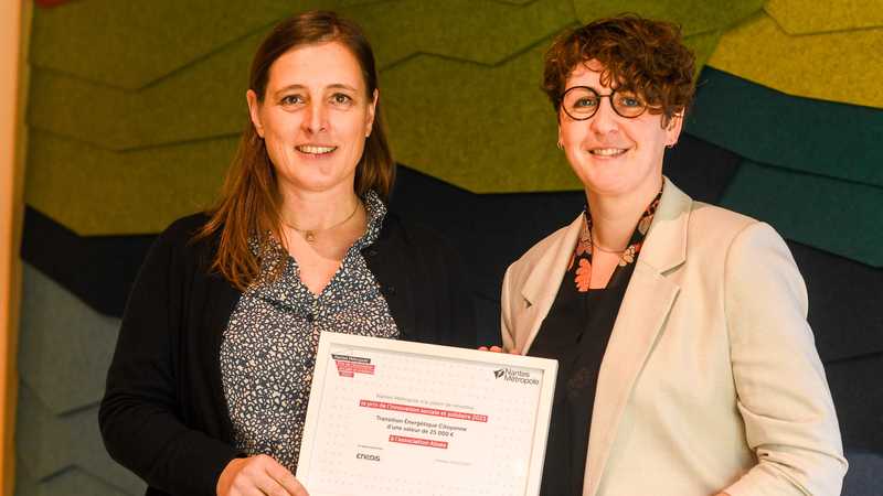 Édith Émereau, présidente de l’association Alisée et Marion Leblanc, chargée de projet énergies renouvelables citoyennes ont reçu vendredi 15 décembre le prix de l’innovation sociale et solidaire de Nantes Métropole © Thierry Mézerette.