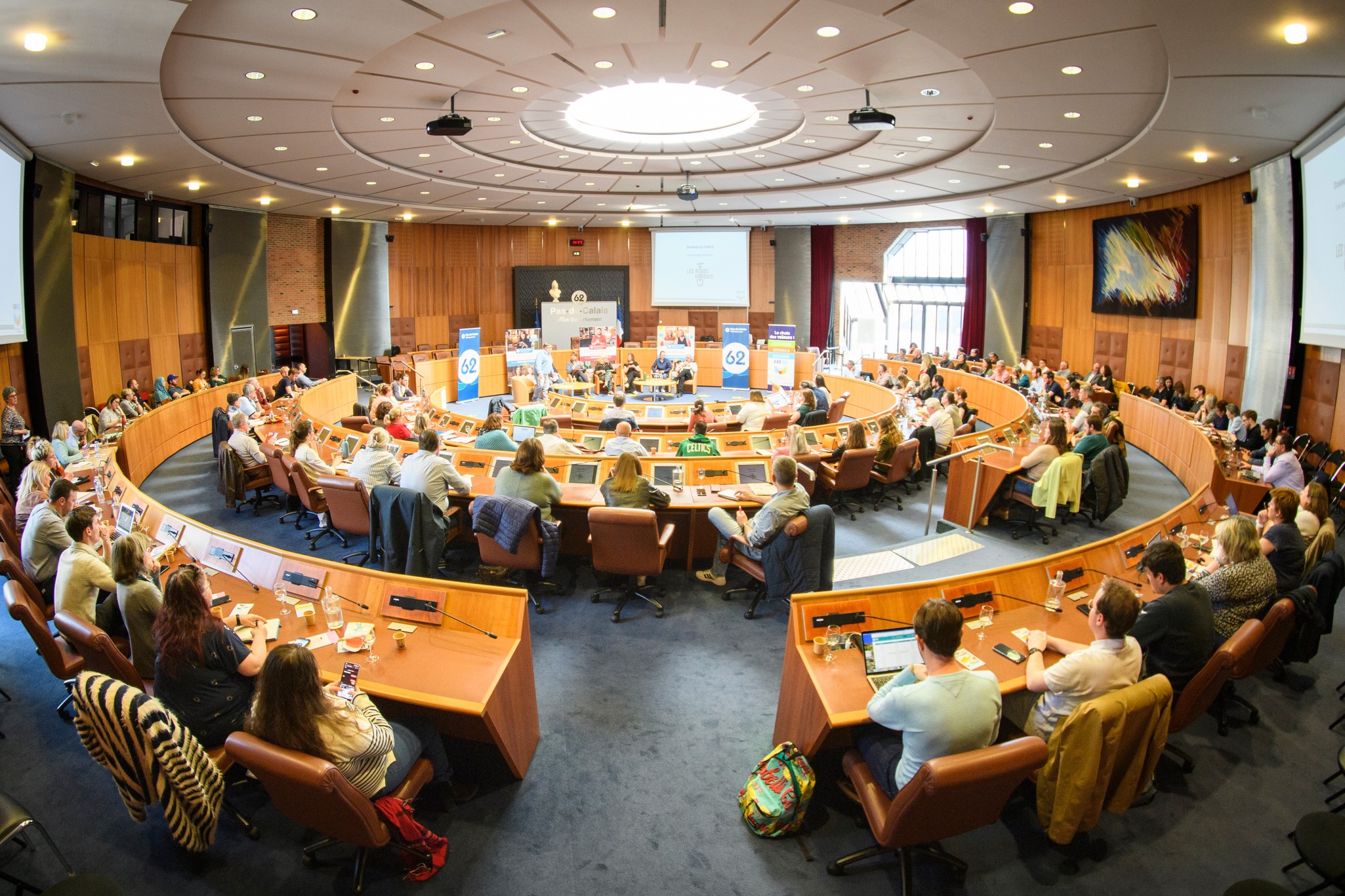 personnes dans un hémicycle