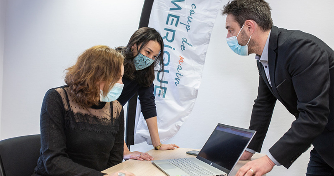 Anne Thay, de Mobidys (au centre) et Laurent Guilhaudin, du Coup de main numérique (à droite). © Céline Jacq pour Nantes Métropole